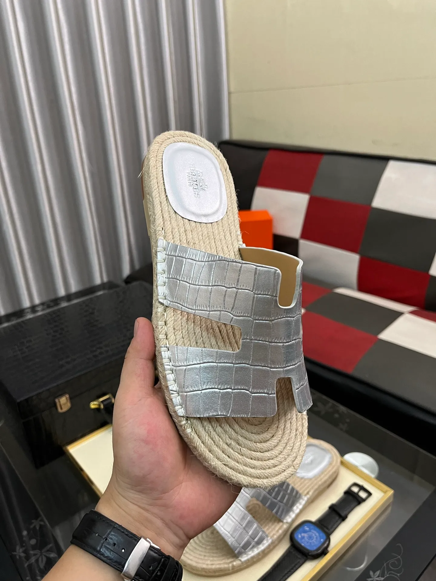Men's shoes 💰340⌚️⌚️《HERMES》Hermes 💁♂️Men's casual slippers, compare the quality at the counter🧚🏿♂️ The upper layer has a stone pattern with clear texture, showing high-end, high-end, comfortable to wear and versatile. Purely hand-pulled, raw rubber breathable outsole, breathable and comfortable lambskin lining, 100% comfortable density, original rubber outsole wear-resistant code number 38-44. Can be customized 45-46-47